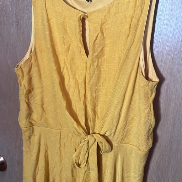 Yellow Dress with high low hem, peephole and tie in front, size L, NWOT - Picture 3 of 4